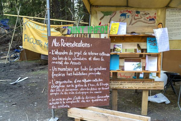 Le site où doit être construit la retenue collinaire de La Clusaz est occupé par une ZAD depuis de nombreuses semaines