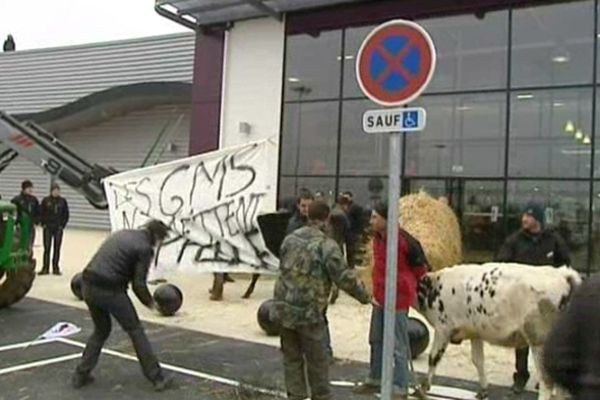 Comme ici à Valence, les éleveurs ont "visité" une trentaine de supermarchés