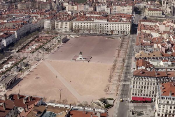 La Place Bellecour est restée vide ce 1er mai 2020 : pas de manifestation syndicale pour cause de confinement. Image drone du 16 avril 2020