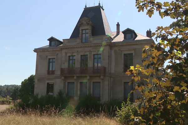 Cette demeure d'apparat a été construite en 1905 par André Desselas, riche industriel saint-juniaud. Elle domine la Vienne et ses usines.