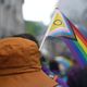 Le drapeau des LGBTQIA+ dans les rues de Besançon pour la marche des fiertés 2024