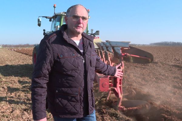 La poussière lors de la préparation des sols agricoles témoigne de la sécheresse en vallée du Rhône.