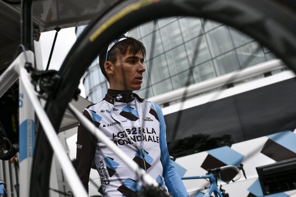 A la veille du Tour de France, le principal espoir français, Romain Bardet, a signé la prolongation de son contrat au seuil de l’équipe AG2R. 