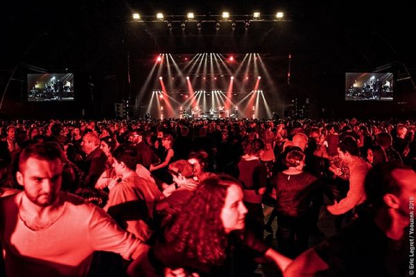 Comme à chaque édition de Yaouank, des milliers d'amateurs de danse et de musique bretonnes vont danser à l'unisson dans une ambiance festive.