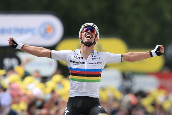 Julian Alaphilippe seul sur la lige d'arrivée à Landerneau est désormais porteur du maillot jaune.