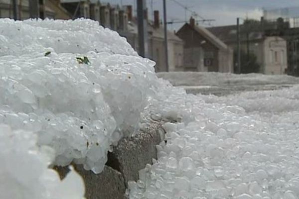 Une importante couche de grêle hier dans les rues de Thouars (79)