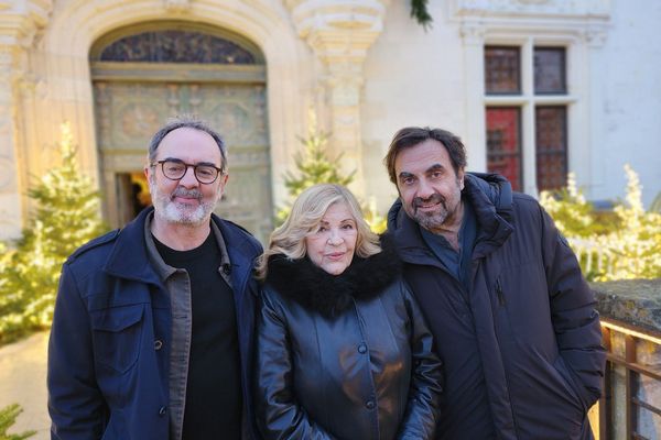 André Manoukian, Nicoletta et Bruno Solo devant les portes du Château de Chenonceau.