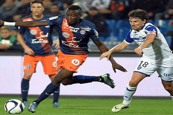 L'attaquant du MHSC, le Tchadien Casimir Ninga (à gauche) pendant le match contre Bastia au stade de la Mosson, à Montpellier - 2015.