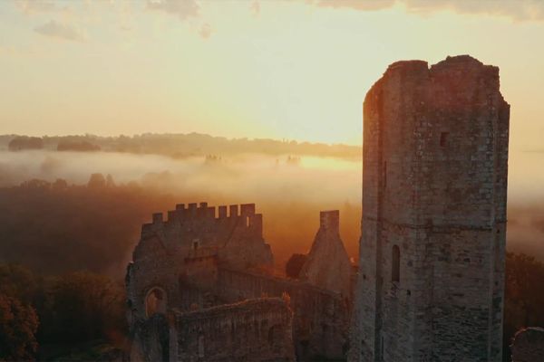 Les ruines de Chalucet, un des lieux touristiques de Haute-Vienne à découvrir dans un nouveau site internet