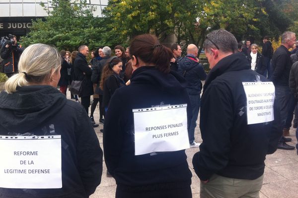 Les policiers réunis à Rennes, pour revendiquer leurs droits