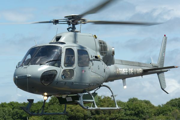 Radioactivite Un Helicoptere De L Armee Survole Brest Et L Ile Longue A Basse Altitude