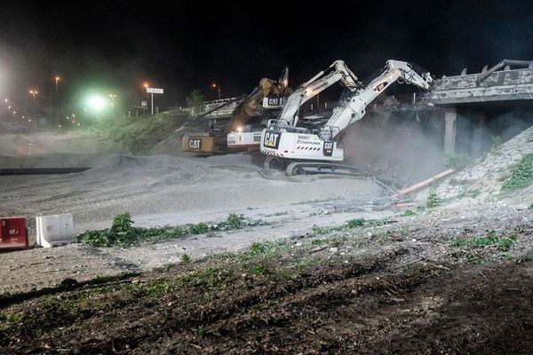 Les travaux sur l'autoroute A75 ont donné lieu à des opérations spectaculaires comme ici, en mai 2019, la destruction d'un pont à Clermont-Ferrand.