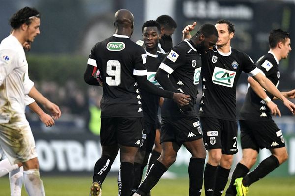 En noir, les joueurs d'Angers célébrant leur but. En blanc, les joueurs de l'US Granville.