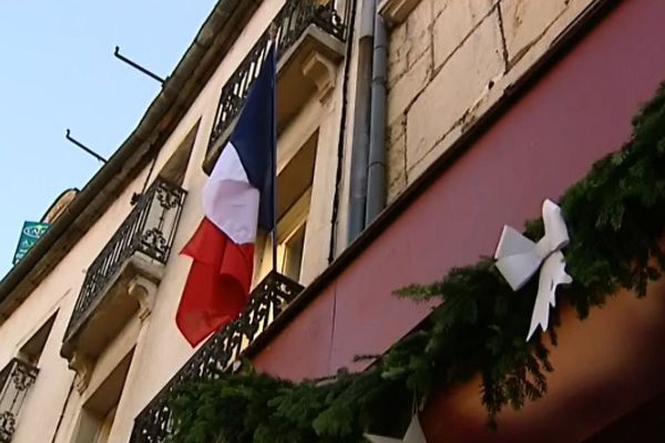 Vendredi 27 novembre, quelques façades montraient un drapeau tricolore dès le matin