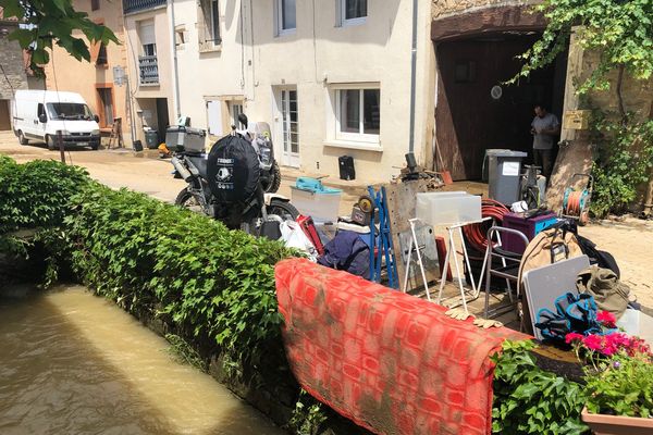 Dans la nuit du 20 au 21 juin 2021, plusieurs dizaines d'habitations sont sinistrées par la soudaine crue du cours d'eau qui traverse le village de Vaux-en-Bugey, dans le département de l'Ain.