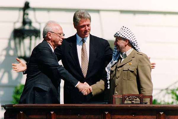 Devant le Président américain Bill Clinton, la poignée de main historique entre Yitzhak Rabin et Yasser Arafat, le 13 septembre 1993