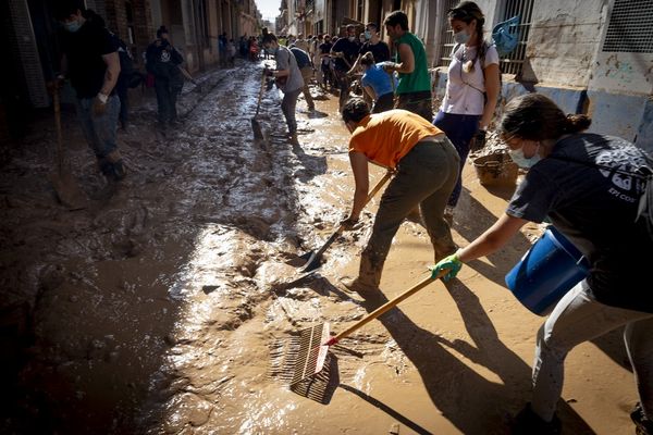 Des centaines de volontaires nettoient les zones sinistrées par les inondations du 29 octobre, région de Valence, le 2 novembre 2024.