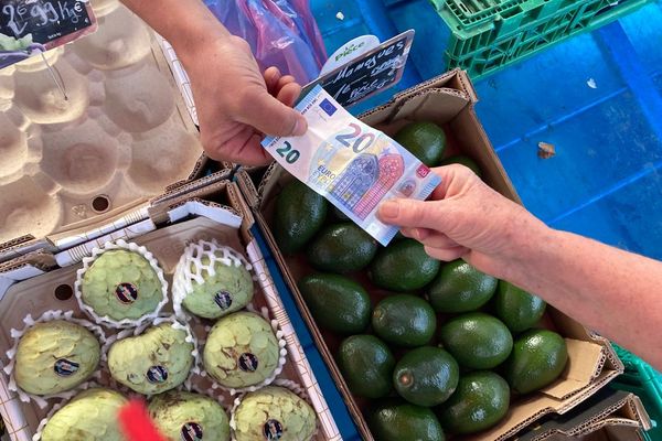 Dans un des marchés populaires de Clermont-Ferrand, les habitués sont en proie à la baisse du pouvoir d'achat.