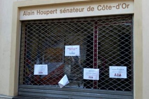 La permanence du Sénateur Houpert s'est retrouvée avec quelques affiches dénonçant "un sénateur tueur d'abeilles" ou "l'empêchement du développement des aliments bio dans les cantines scolaires"