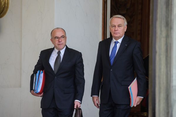  Le ministre du Budget Bernard Cazeneuve et Le premier ministre Jean marc Ayrault a la sortie du conseil des ministres au palais de l'Elysee