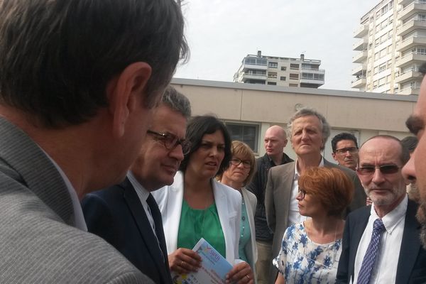 La secrétaire d'Etat à la Ville dans le quartier des Couronneries de Poitiers.