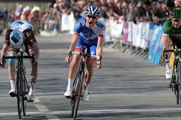 Victoire d'Anthony Roux dans la 2e étape du 63e Circuit de la Sarthe, mercredi 8 avril 2015.