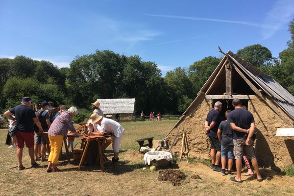 Les visiteurs peuvent découvrir le quotidien d'un village rural du XIVe siècle, reconstitué par des bénévoles passionnés. 