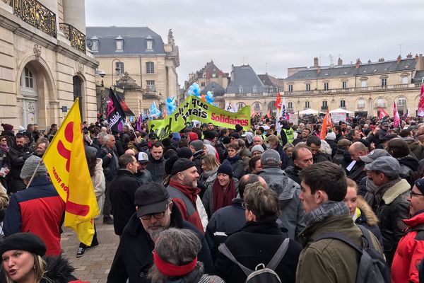 À Dijon, l'intersyndicale invite tout le monde à se rassembler à 14h00, place de la Libération.