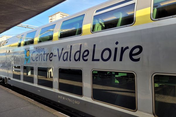 Un train Rémi en gare d'Orléans.