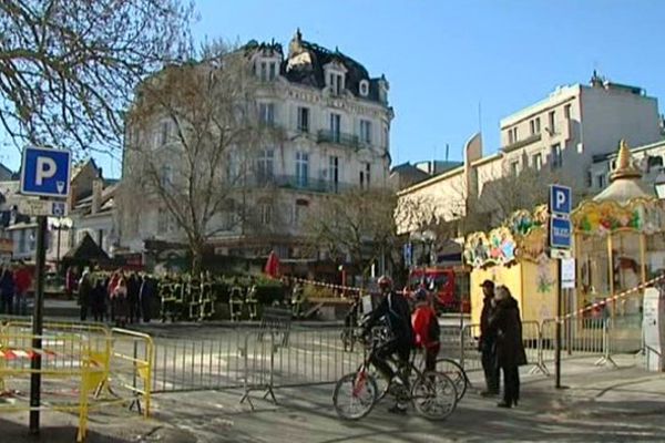 Un périmètre de sécurité a été établi place Cujas (Bourges), le temps de sécuriser l'immeuble incendié.