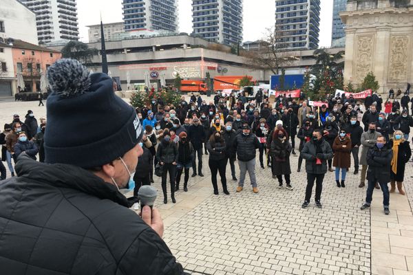 Bertrand Cotic, gérant d'une discothèque, clame son désarroi devant ses collègues réunis place Charles III, à Nancy.