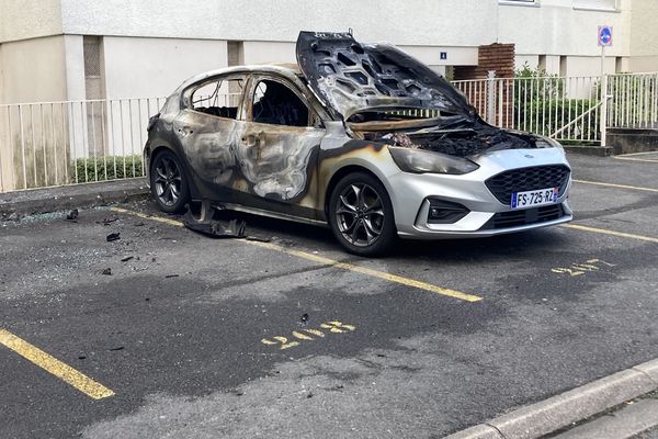 17 avril 2024. Une voiture retrouvée brûlée rue Arthur Rimbaud à Bourges, au lendemain de l'interpellation de deux jeunes en scooter par la police municipale.