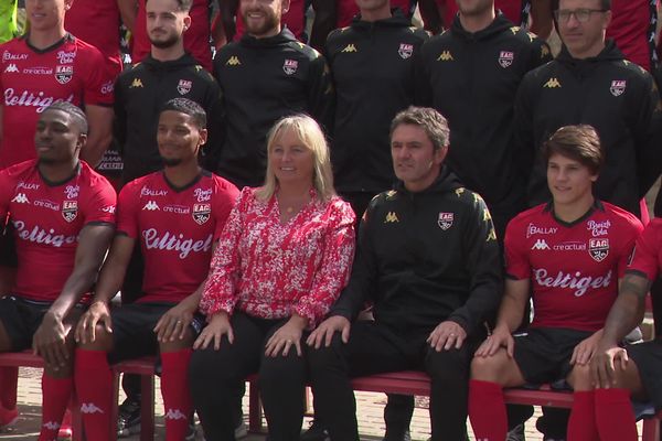 Des supporters sur la photo de famille d'En Avant Guingamp