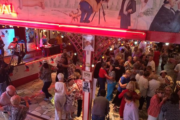 La guinguette Chez Gégène accueille le Banquet des cheveux blancs depuis 13 ans. 