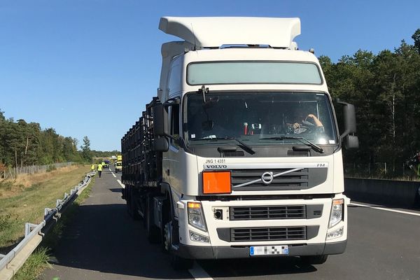 Le camion transportant environ 500 bouteilles de gaz a perdu une partie de sa cargaison sur l'A85, près de Tours.