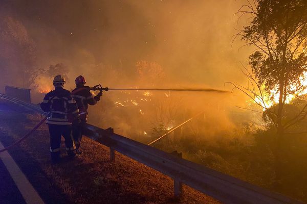 900 pompiers luttent jour et nuit contre les flammes, avec des conditions météo particulièrement compliquées. Six d'entre eux ont été blessés