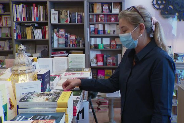 Florence Kammermann, gérante d'une librairie à Cannes (qui reste ouverte malgré l'interdiction), symbole de la fronde des petits commerçants.