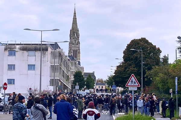 malgré l'interdiction de la manifestation entre 150 et 200 manifestants se sont retouvré dans le centre-ville de Vertou (Loire-Atlantique) pour s'opposer à,la venue du vice président du RN