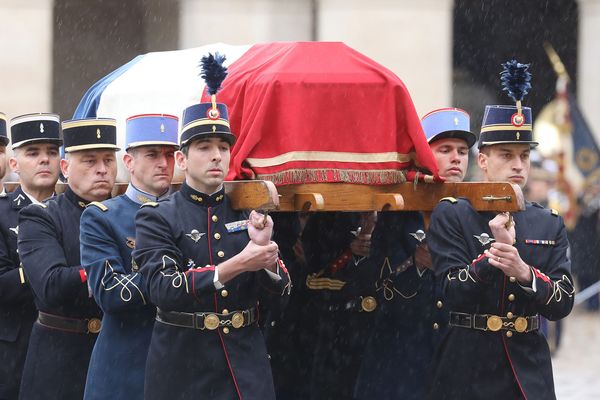 Le cercueil du colonel Arnaud Beltrame mort le 23 mars pendant les attaques de Trèbes et Carcassonne dans l'Aude lors de son hommage national à l'hôtel des Invalides le 28 mars à Paris.