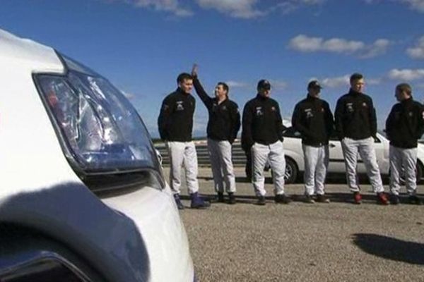 44 jeunes pilotes candidats sur le circuit gardois de Ledénon se disputent les deux volants du championnat de France des rallyes.
