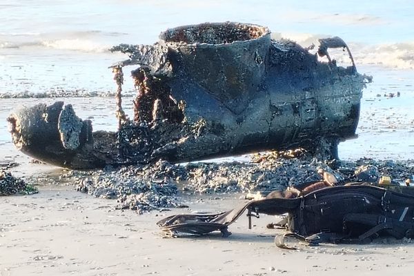 Les vestiges d'un sous-marin allemand de la Seconde Guerre mondiale trouvés sur une plage de Merville-Franceville-Plage (Calvados), le 30 octobre 2024.