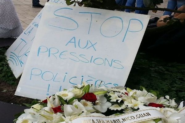 La couronne mortuaire porte les noms des SDF disparus à Dijon : Mika, Seb, Marie, Nico, Guan