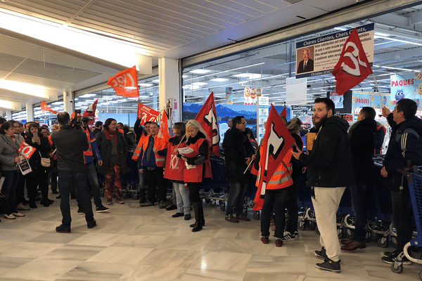 Des salariés du Carrefour de la Toison d'Or, à Dijon, se sont mis en grève samedi 31 mars 2018