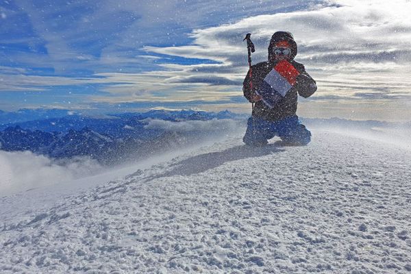 Benjamin Verlière au sommet du Mont-Blanc ce samedi 17 août. 70km/h de vent au sommet, la neige volait de partout !