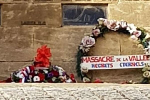 Une gerbe au "massacre de la Vallée" déposée sur le monument aux morts à l'occasion du 11 novembre. Les partisans du contournement crient au scandale