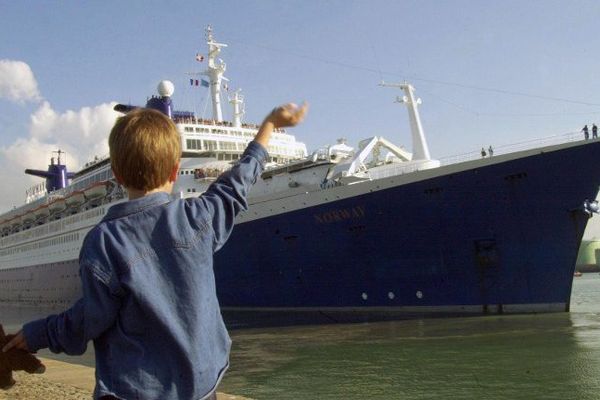 Un enfant salue le paquebot France au Havre