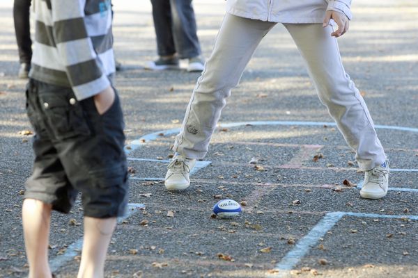 Dans de nombreuses communes, les personnes qui doivent aller travailler pourront confier leurs enfants à des animateurs.