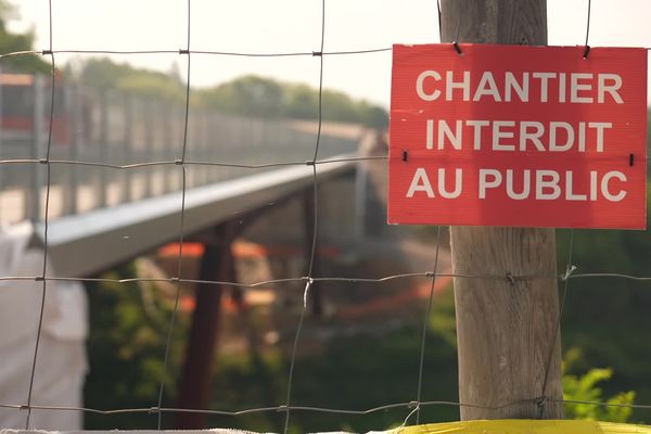 Des individus auraient pénétré l'enceinte du chantier pour jeter des projectiles sur l'A20, depuis la passerelle Puy Ponchet.