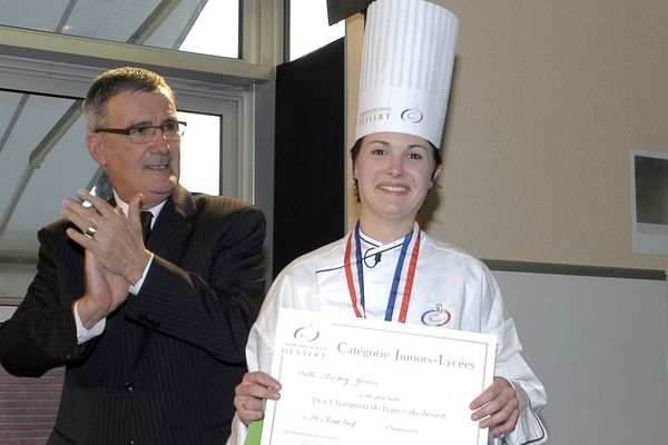 Audrey Gellet en 2007 lors de la remise du diplôme de vice-championne de France du Dessert - Catégorie Juniors
