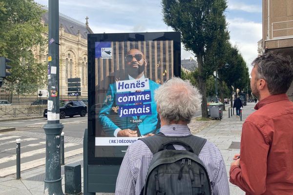 En cette rentrée 2023, des affiches sont placardées dans les rues pour défendre la langue gallèse